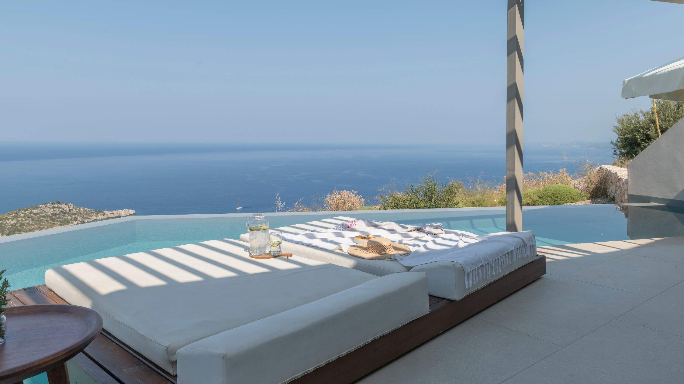 Ligbedje bij Yoma Cove Zakynthos aan een infinity pool, uitkijkend over de zee