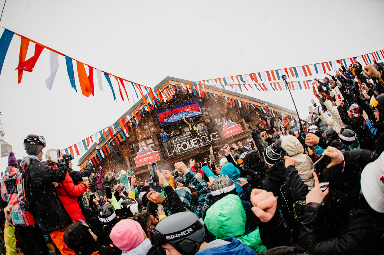 Dutchweek feest met wintersporters en dansende mensen in La Folie Douce in Frankrijk