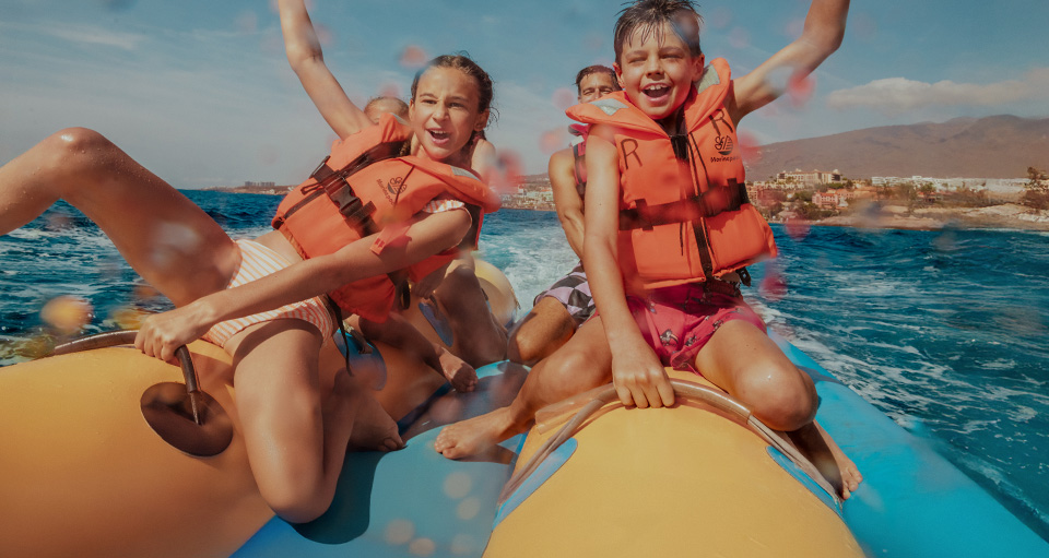 Enfants sur banane en pleine mer