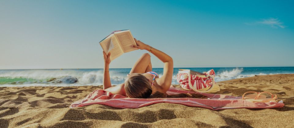 Splash femme et son livre sur plage