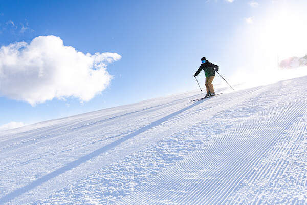 Un skieur qui dévaler les pistes de ski