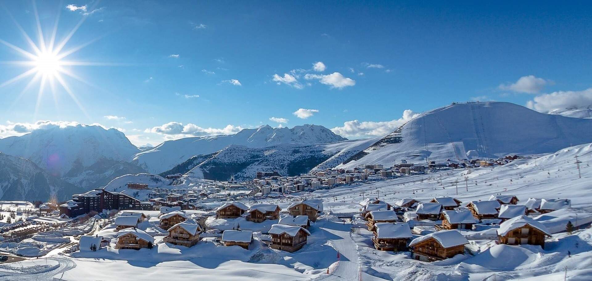 Vue sur les chalets de la station de ski de l'Alpe d'Huez