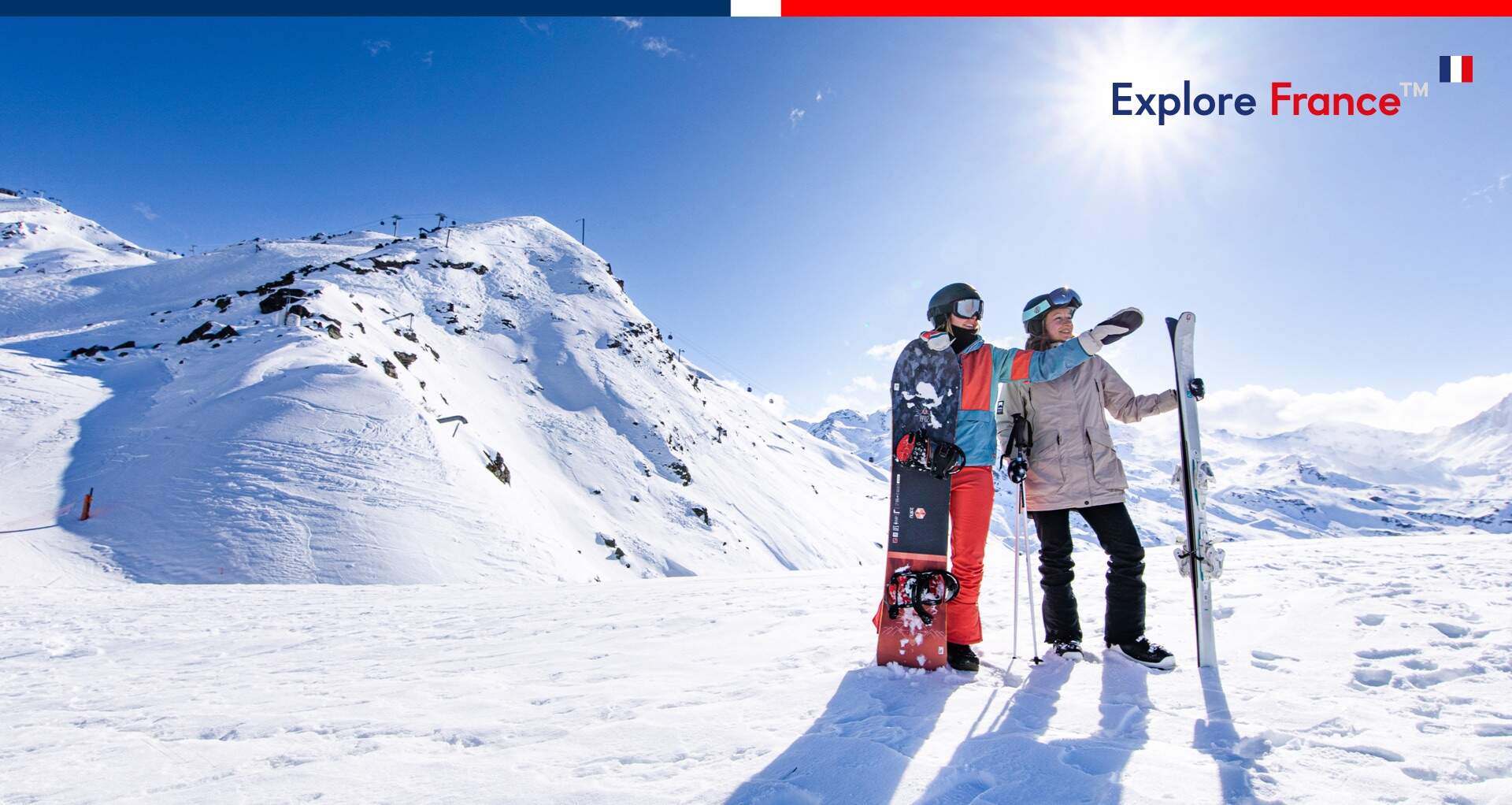 Deux skieuses admirant la vue et profitant de leurs vacances au ski en France