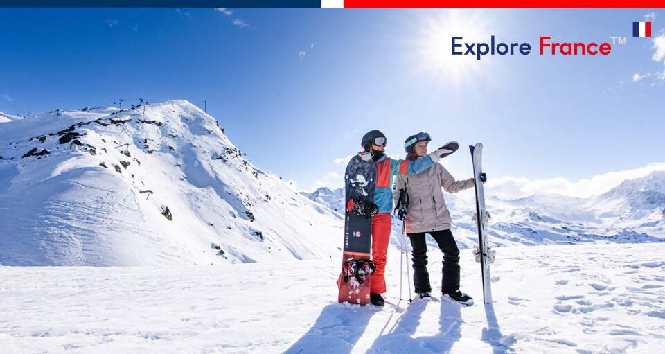 Deux skieuses admirant la vue et profitant de leurs vacances au ski en France