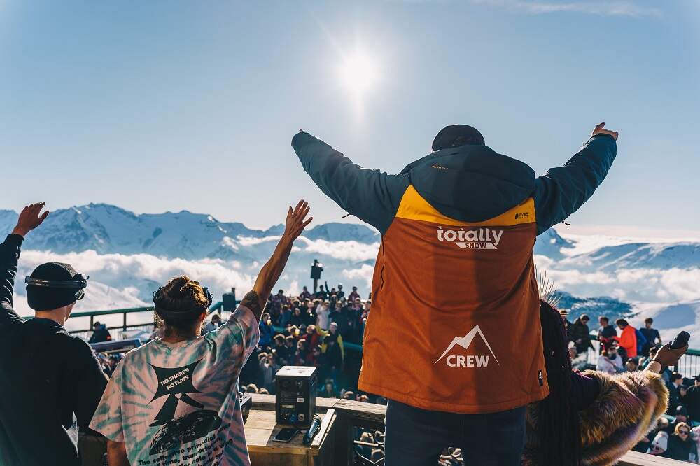 Un guide Totally levant les bras en l'air lors d'un concert