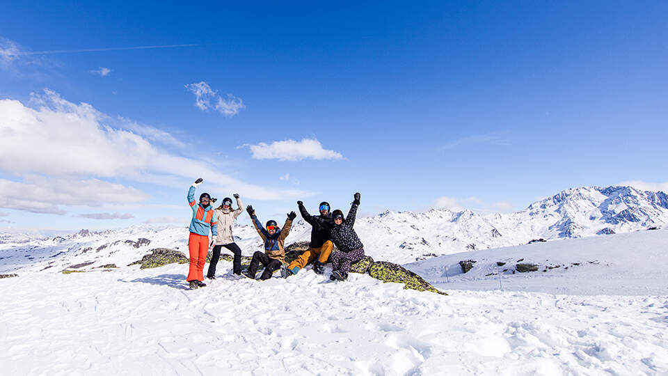 Bande d'amis prenant la pose à la montagne, Les Menuires, France