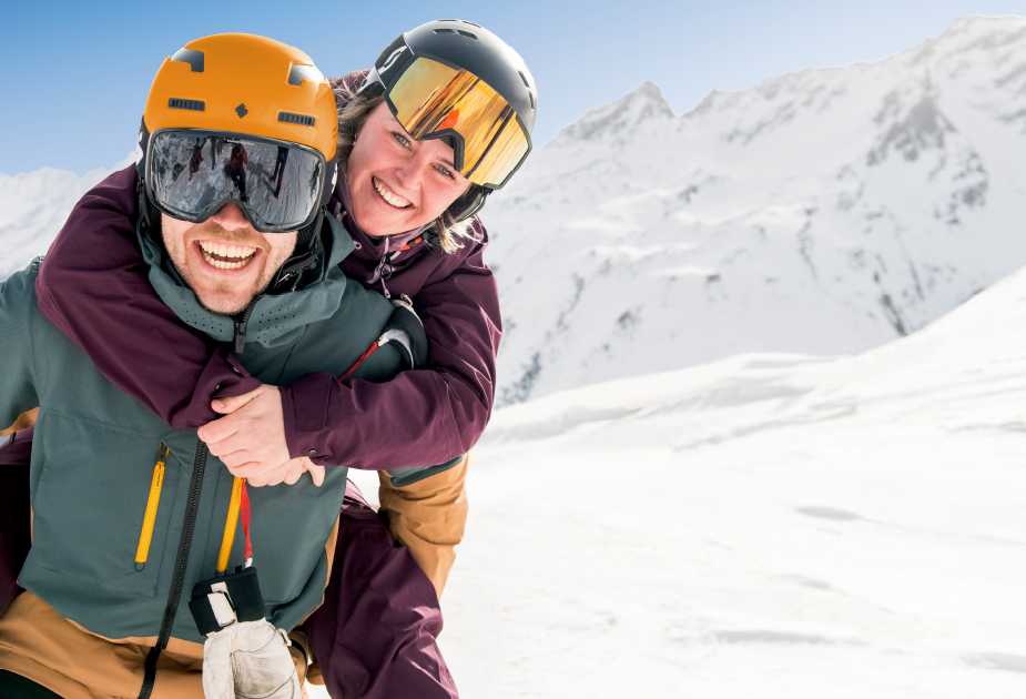 Couple au ski avec montagne en arriere plan, offres black friday