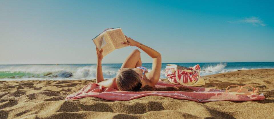 Splash femme et son livre sur plage