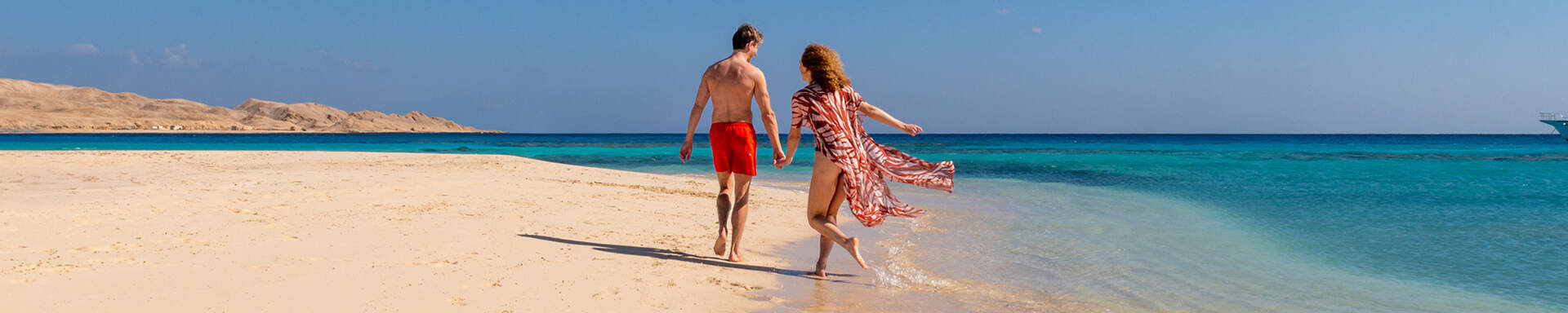 Couple marchant sur la plage