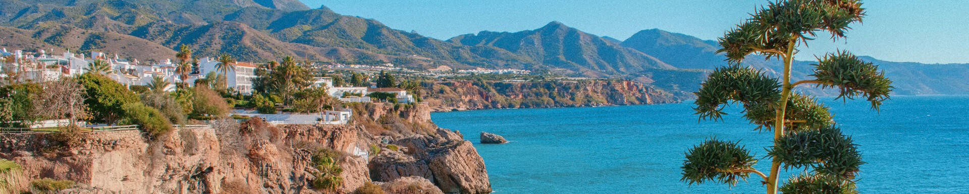 Mer bleu et falaises verdoyantes, Costa Del Sol, Espagne