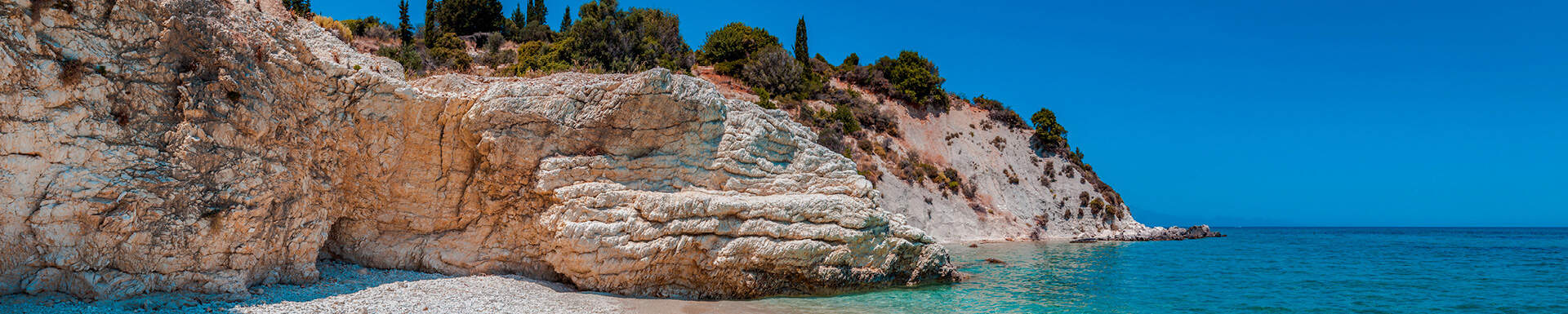 Falaise et plage en Grèce, last minute Sunweb