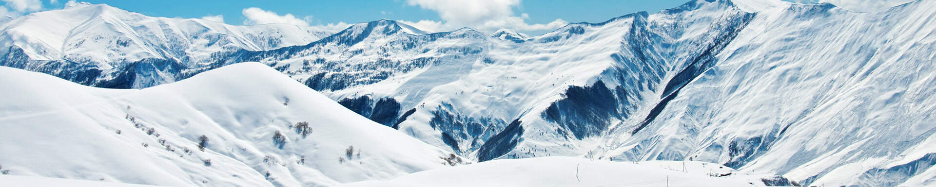 Vue sur des montagnes enneigées