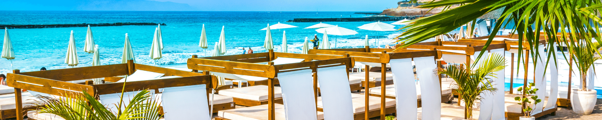 Plage et lits balinais en bord de mer