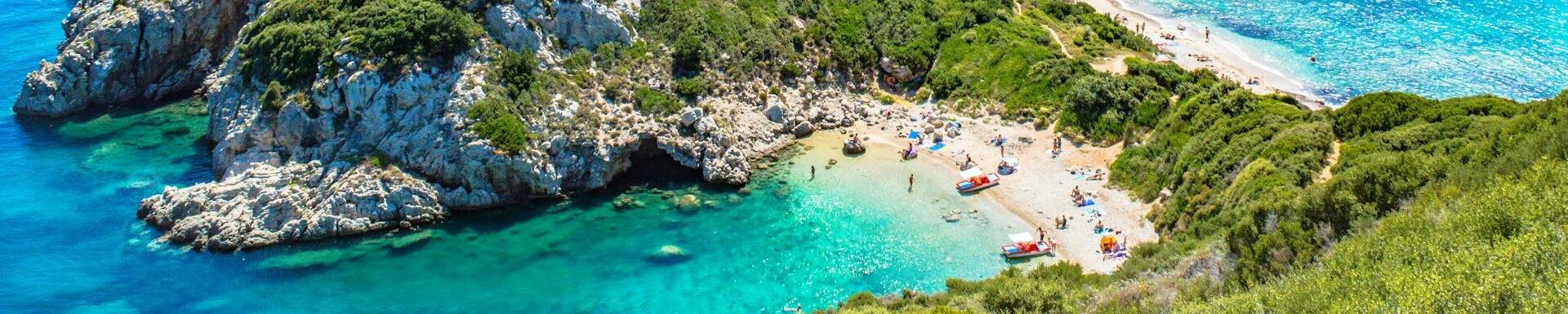 Vue en hauteur plage intimiste et falaises verdoyantes, Corfou, Grèce
