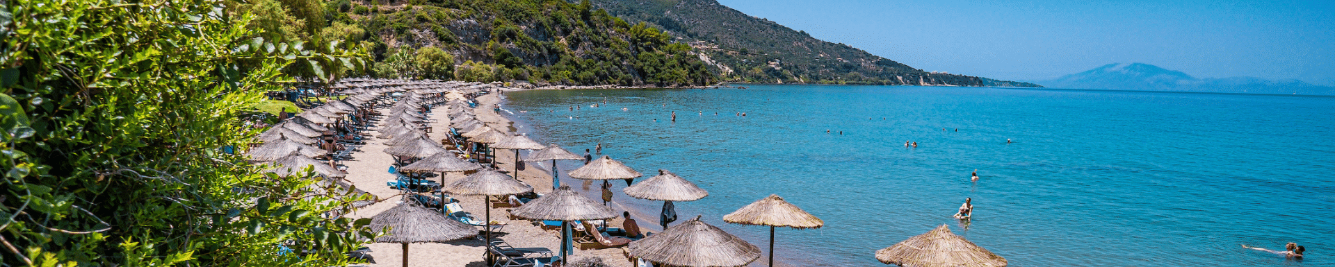Plage et parasols, Zakynthos, Grèce