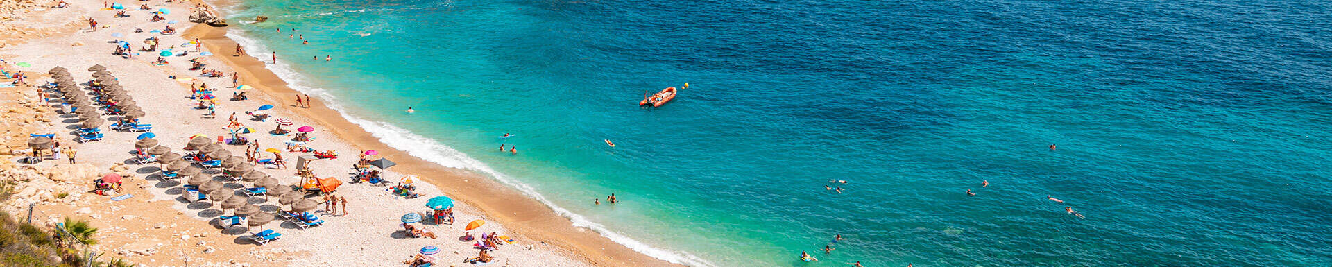 Plage aux eaux cristallines, parasols et touristes, Espagne