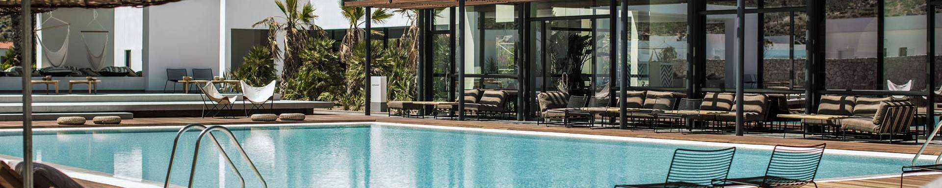 Piscine entourée de fauteuils, décor bohême & chic, hôtel Casa Cook