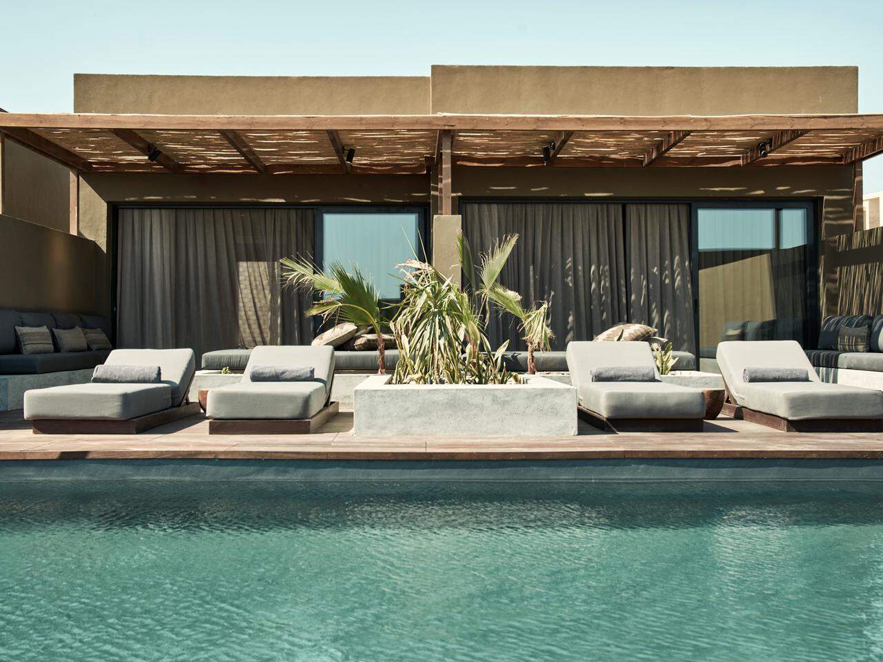 Fauteuil en bord de piscine, hôtel Casa Cook