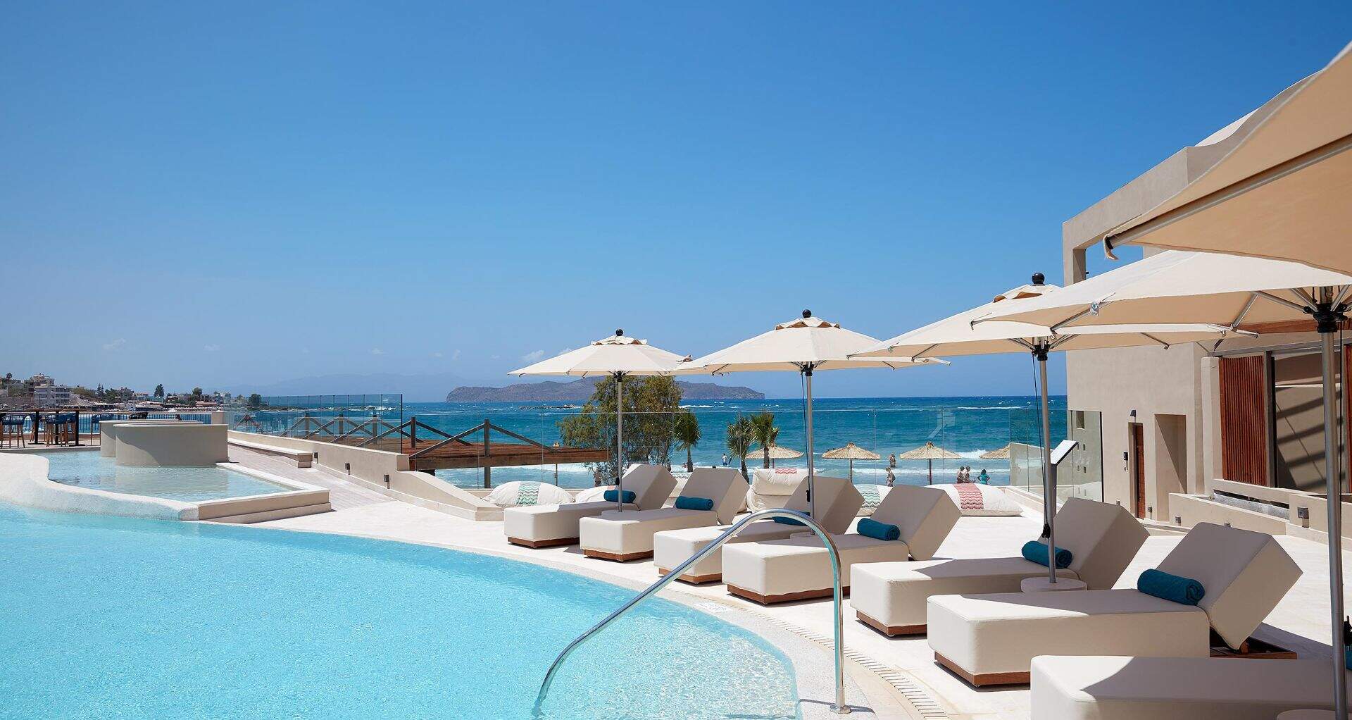 Hôtel avec transats en bord de piscine, Chania, Grèce