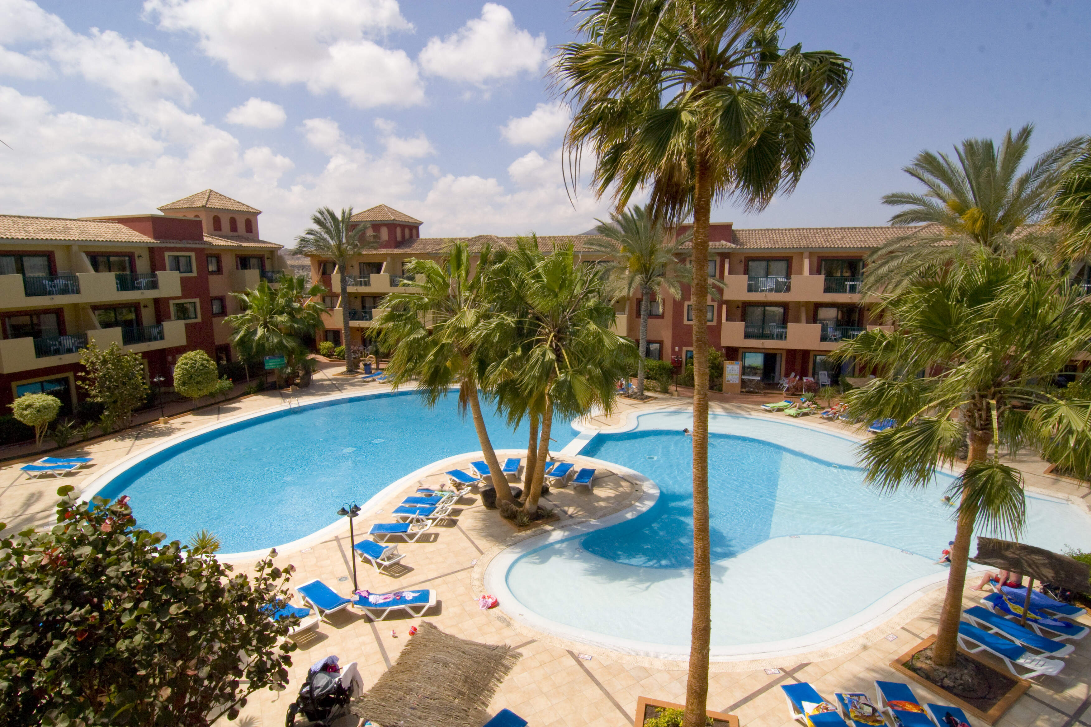 Vue d'ensemble hôtel & Resort Labranda avec palmiers et piscines