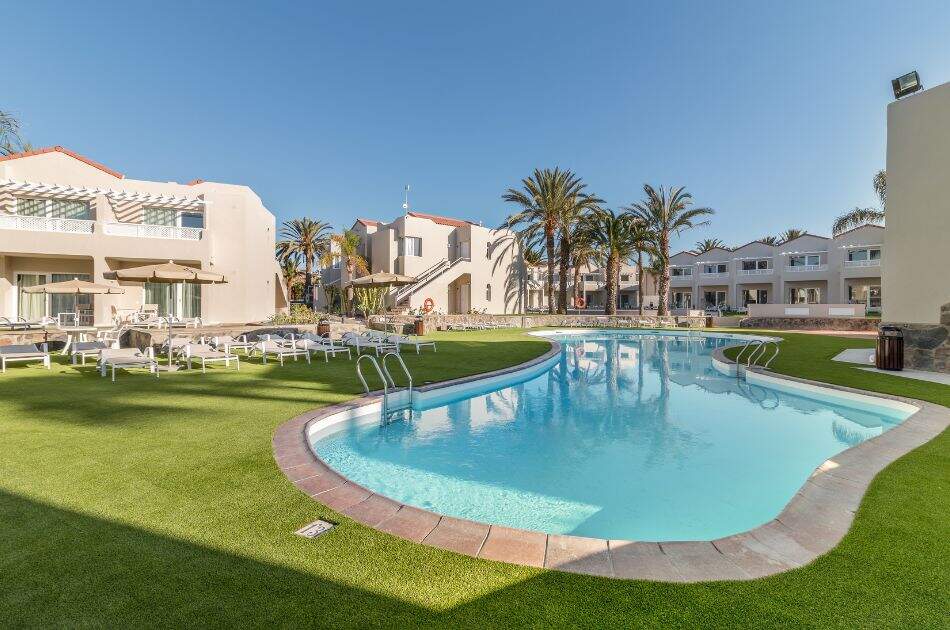 Bungalows Livvo avec piscine, gazon et palmiers