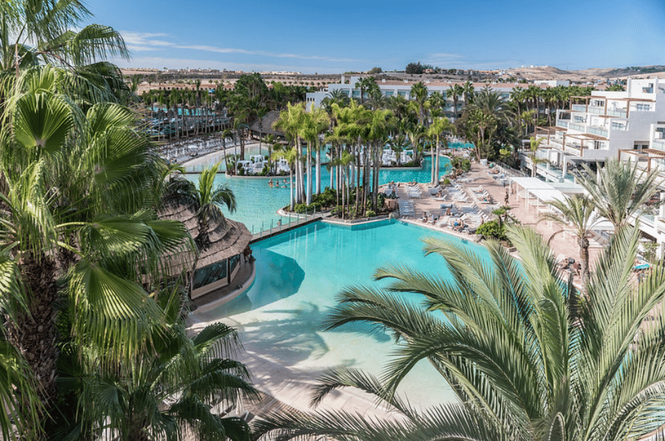 Vue d'ensemble, piscine et palmiers, hôtel Princess, Espagne