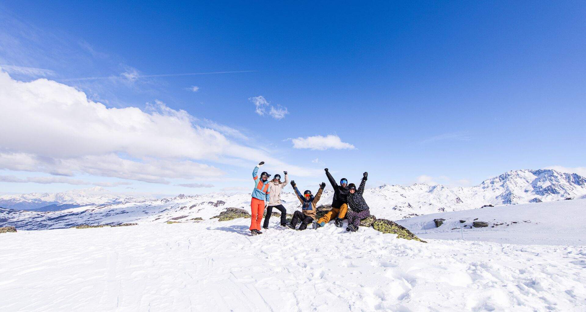Bande d'amis prenant la pose à la montagne, Les Menuires, France