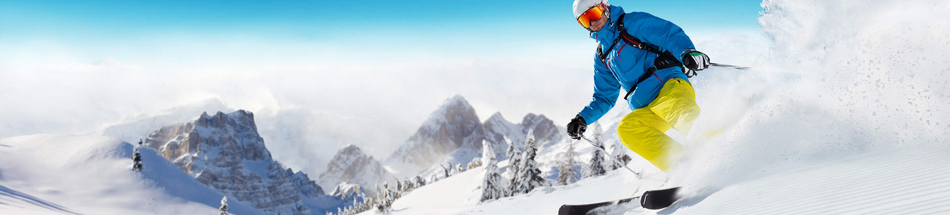 Un skieur dévalant les pistes de ski lors de son séjour au ski pas cher