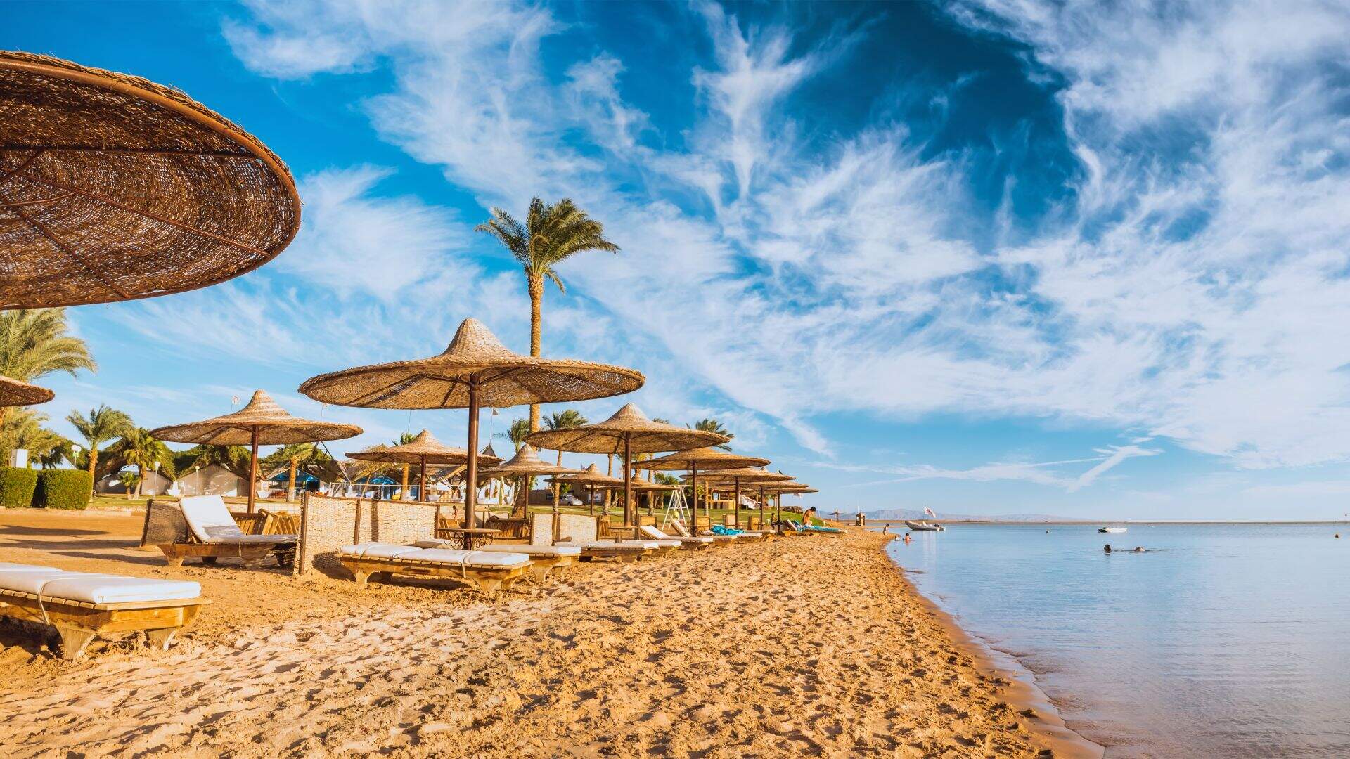 Bord de mer, parasols, Egypte