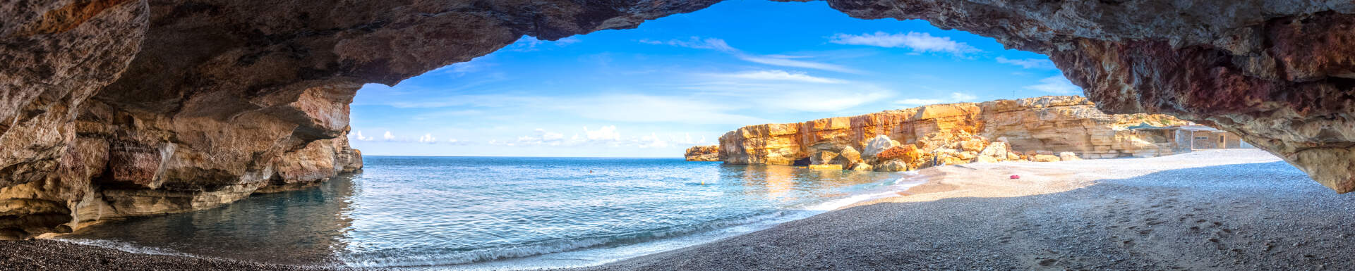 Vue sur la mer depuis une grotte en Crète