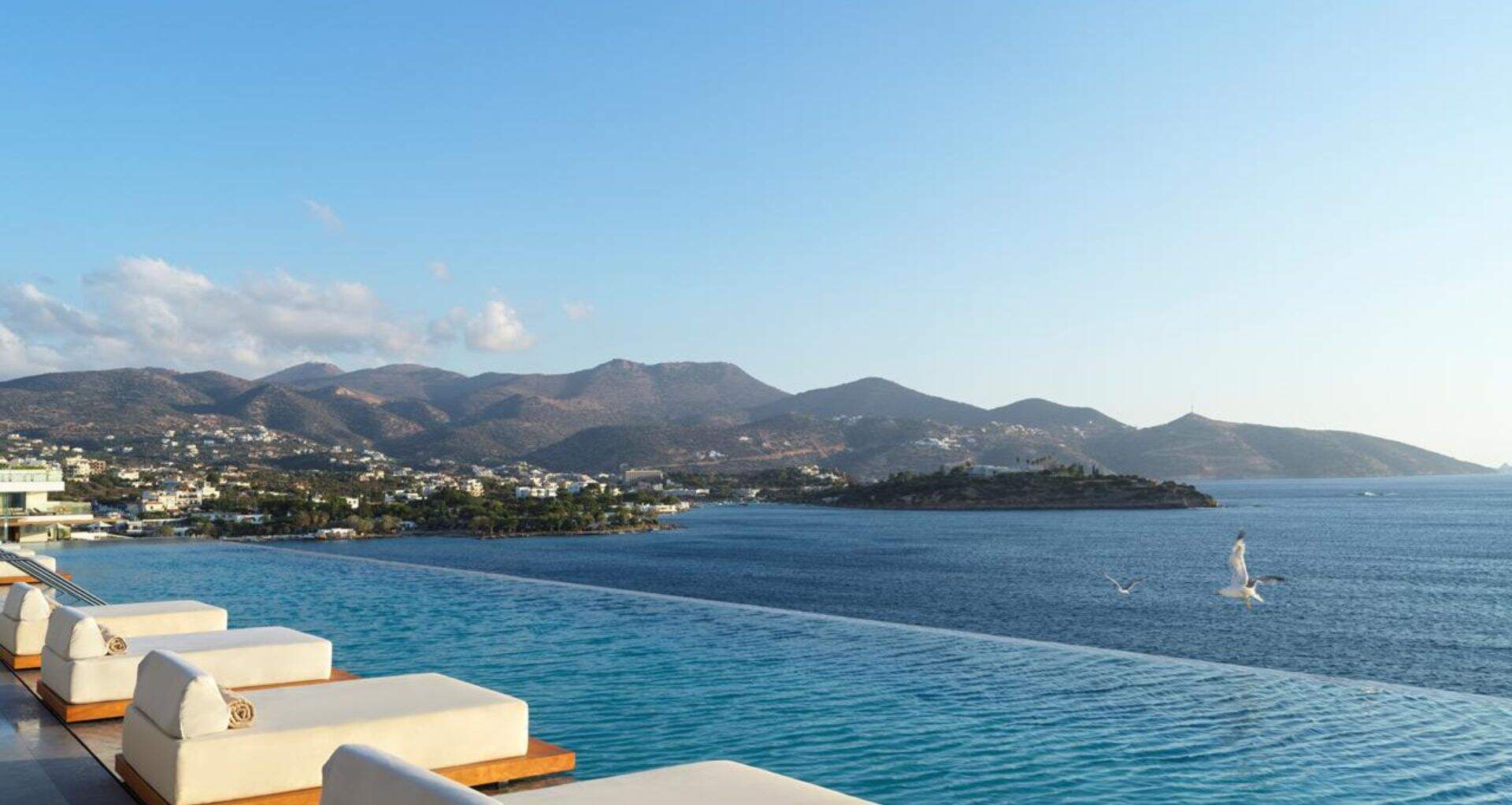 Piscine à debordement et transats, interncontinental Crète, Greece