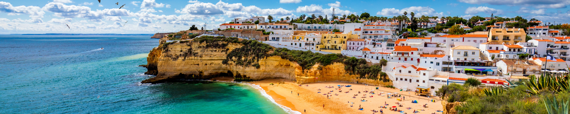 Paysage plage entourée de falaises et ses habitations, Algarve, Portugal