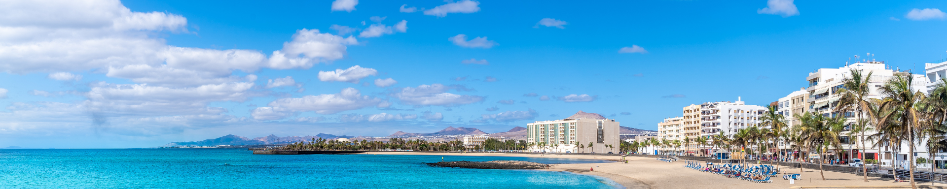 Vue d'ensemble, appartements donnant sur plage aux eaux cristallines, Last minute Lanzarote, Espagne
