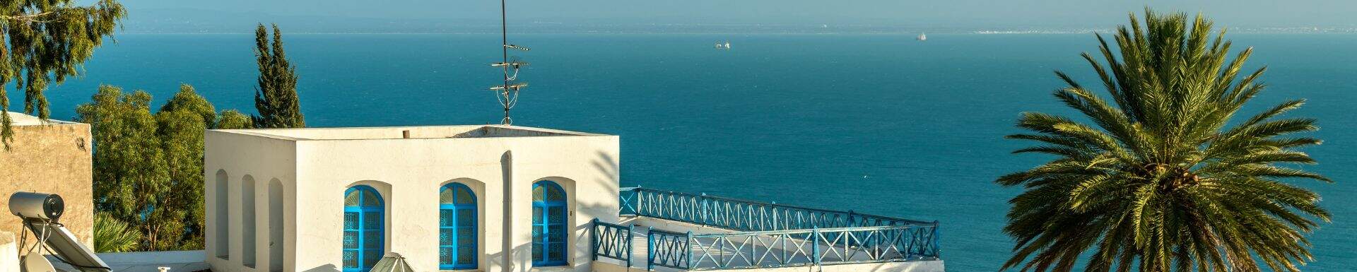 Bâtiment blanc et bleu avec vue imprenable sur mer, Tunisie