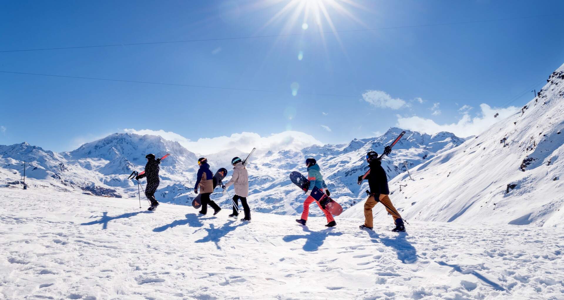 Un groupe d'amis marchant sur les piste de ski