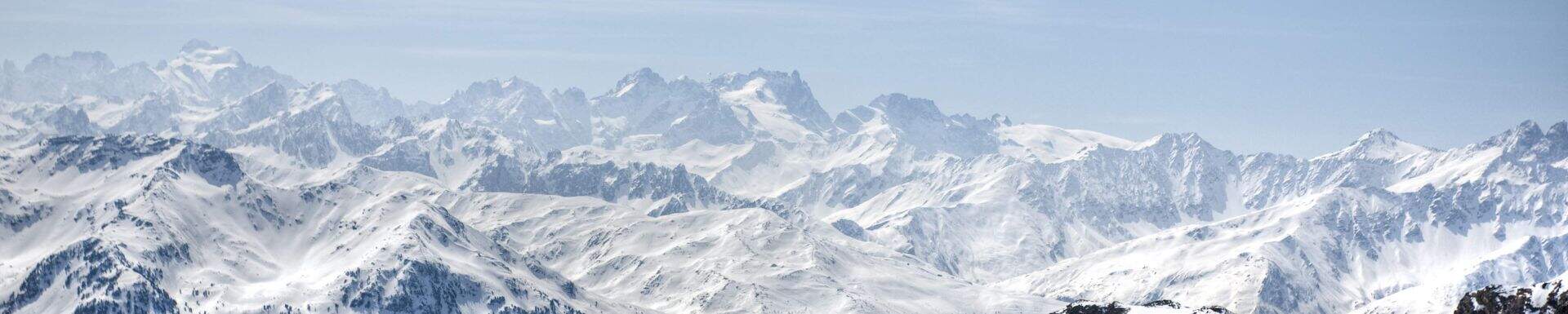 Les montagnes enneigées des Alpes du Nord