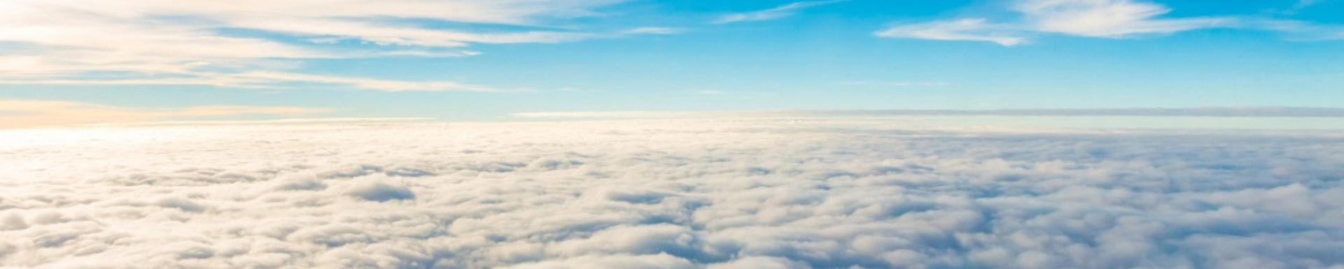 Ciel bleu et nuages - vue d'avion