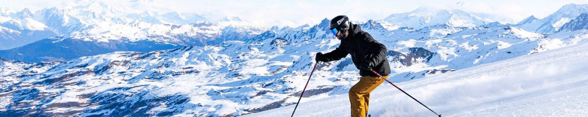 Un skieur dévalant les pistes de ski des alpes françaises