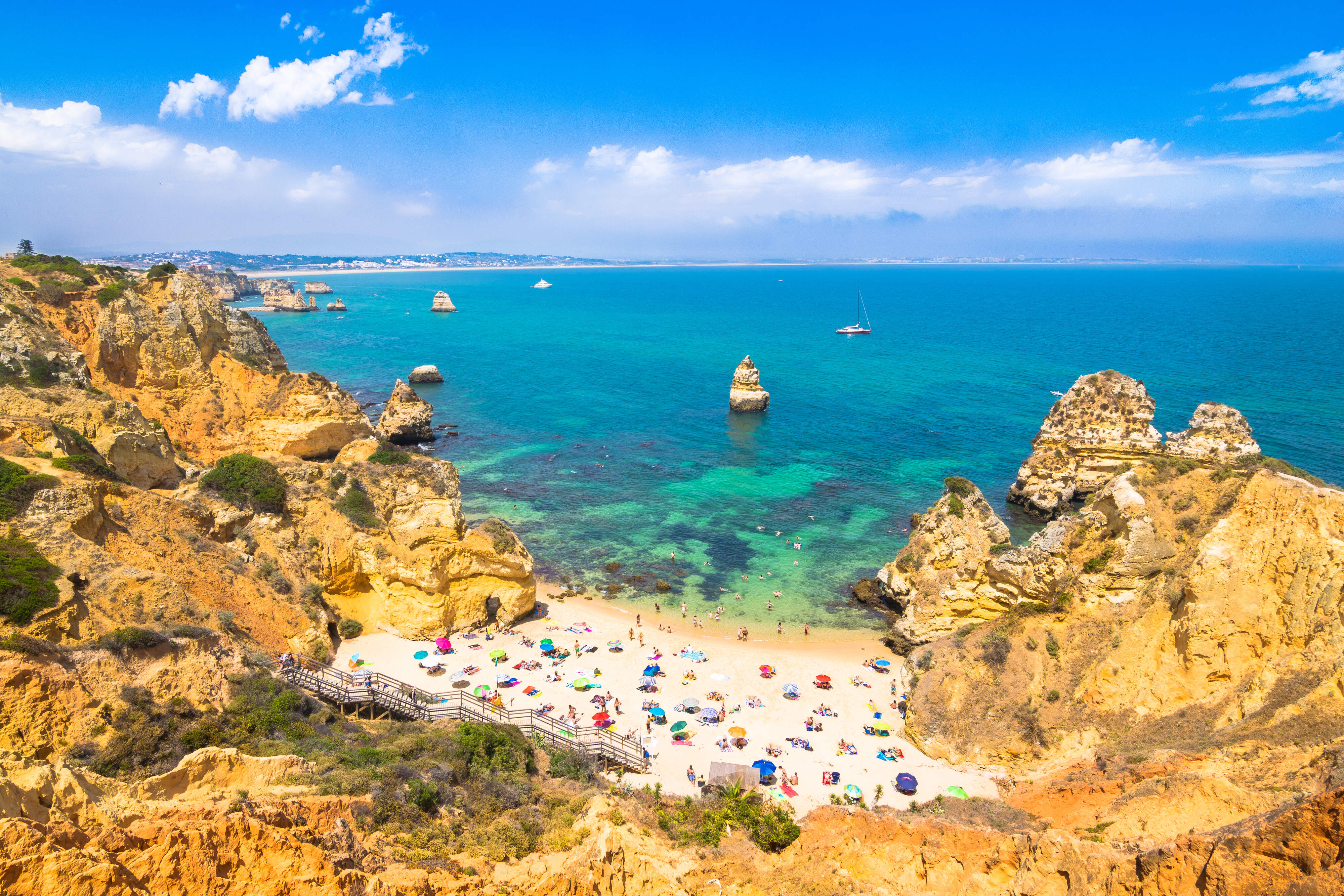 Vue d'ensemble plage aux eaux cristallines entourée de rochers, Portugal