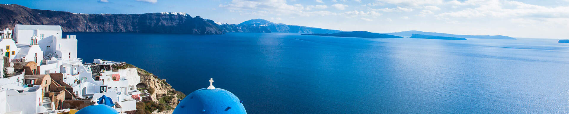 Vue sur l'île de Santorin, en Grèce, et la mer bleue