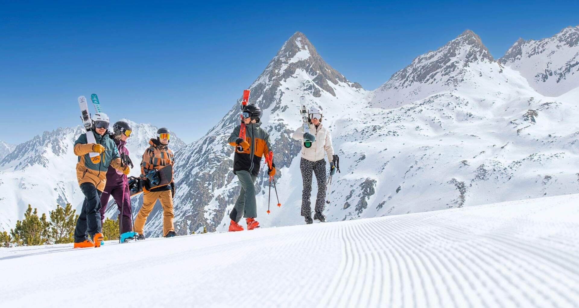 Un groupe de skieurs marchant sur les pistes de ski