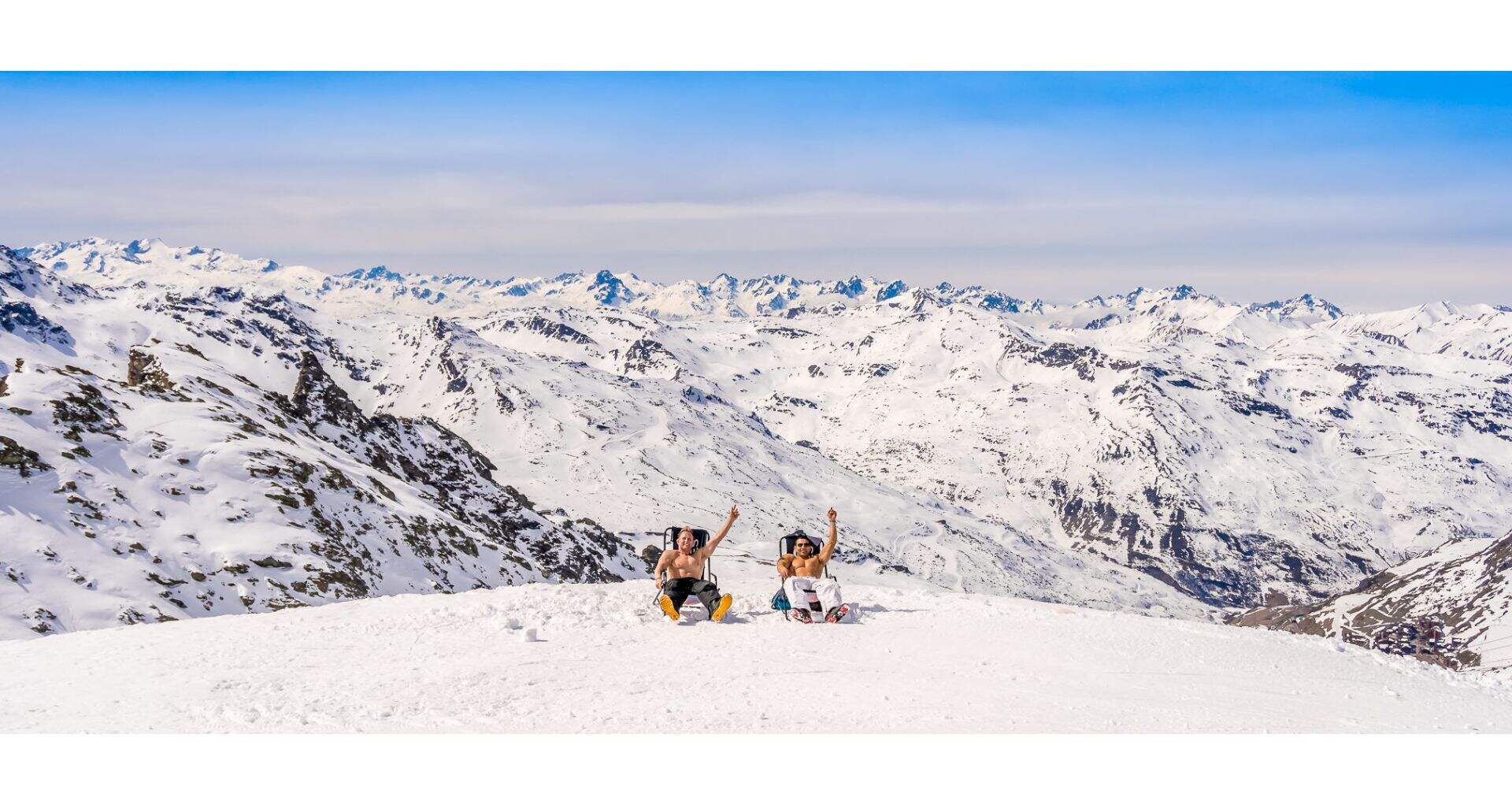 Grootste LGBTQ+ wintersportfeest tijdens European Gay Ski Week in Val Thorens in de sneeuw met op de achtergrond bergen