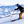Skier met skistokken glijdt van piste af in besneeuwd skigebied