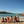 groep mensen in badkleding zittend op strand kijken uit over zee