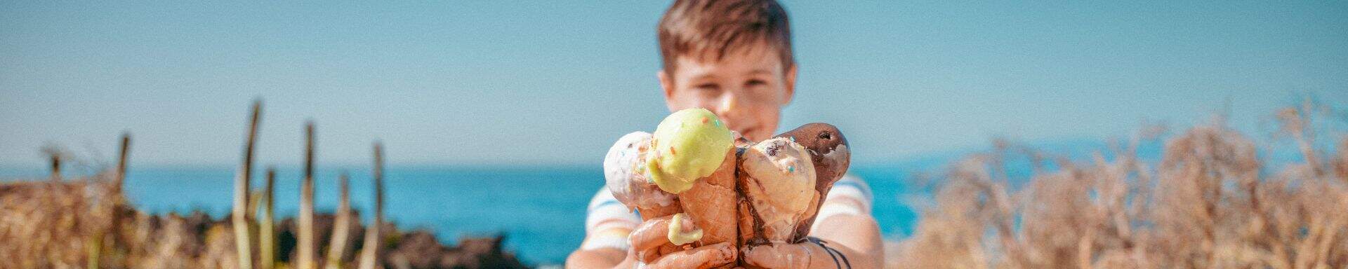 kind met meerdere ijsjes