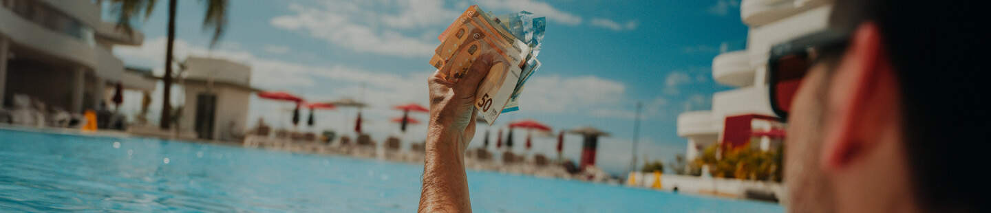 persoon aan het zwembad met geld