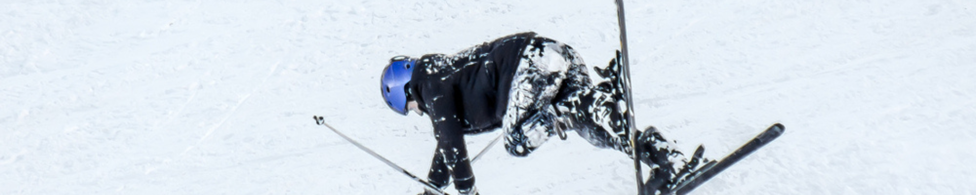 Skieer die valt in de sneeuw