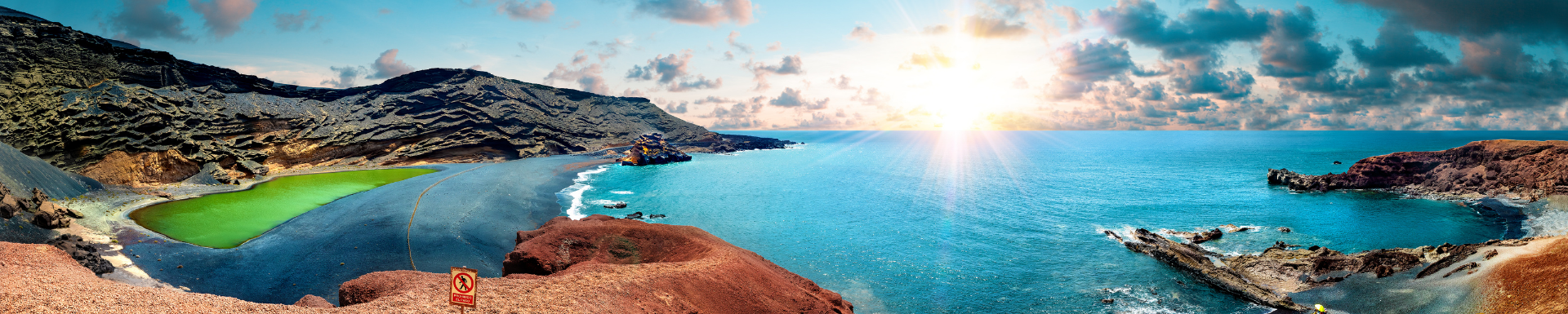 De Canarische Eilanden met uitzicht over helderblauw water en rotspartijen