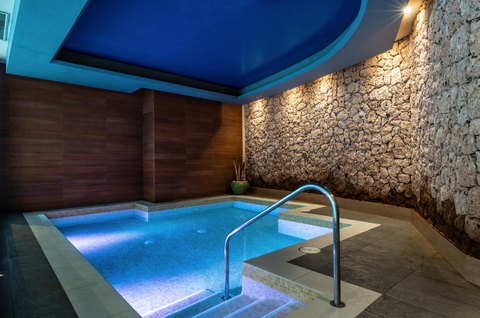 Binnenzwembad met blauwe verlichting