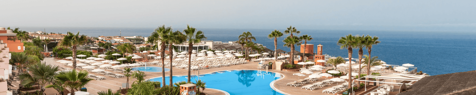 Landmar Costa los Gigantes hotel met zwembad en palmbomen.